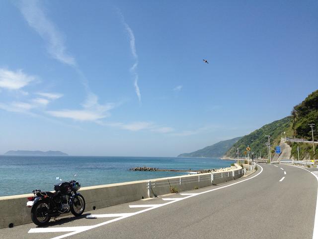 淡路島の南の海岸線に停めているバイクと景色