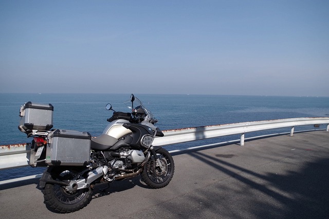 海辺の道路に佇むR1200GSA