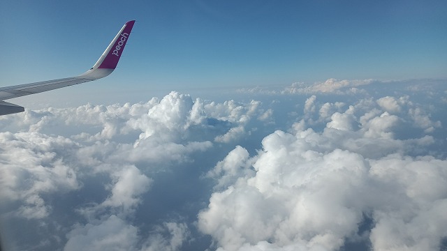 飛行機の機内から雲の上を撮影した画像