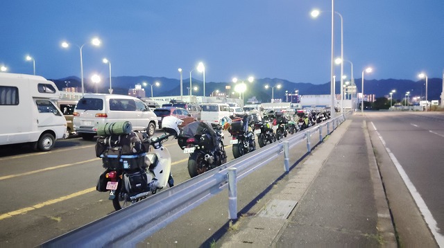 舞鶴港で新日本海フェリーに積み込むのを待っているスーパーカブの画像
