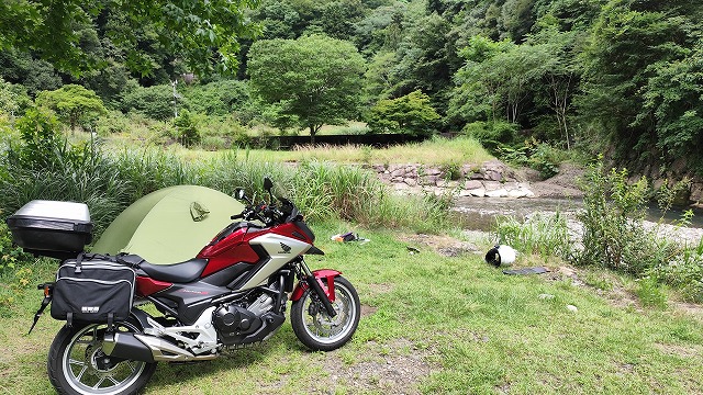 キャンプ場で佇むHONDAのNC750X
