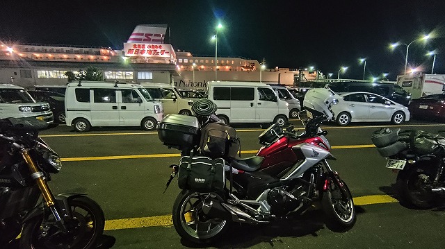 新日本海フェリーの乗船をまつNC750Xの画像