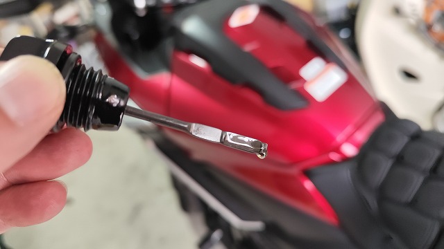 自宅ガレージで整備中のNC750X