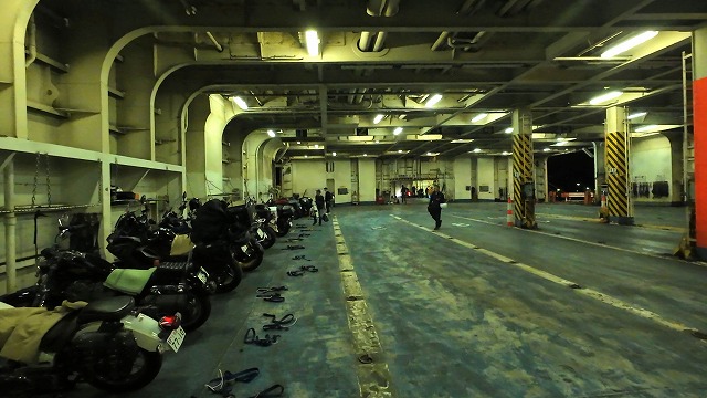 新日本海フェリー内で固定されているバイクが沢山映っている画像