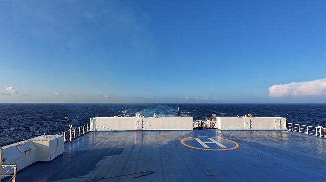 新日本海フェリーの展望デッキから水平線を見ている画像。青空と海