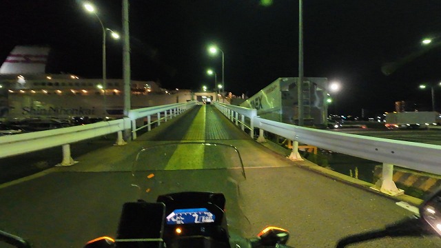 新日本海フェリーに乗るためにバイクでスロープを駆け上がろうとしている画像