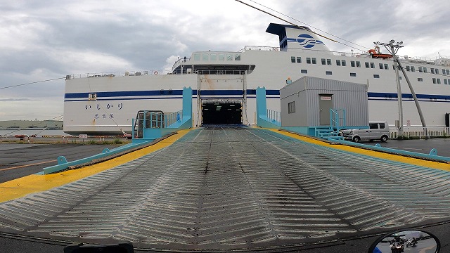 仙台港に泊まっている太平洋フェリーにこれからバイクが乗り込む視点の画像