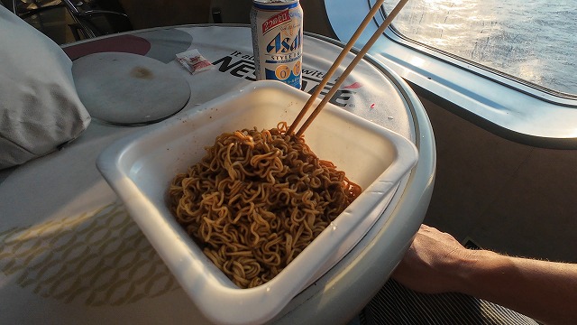 新日本海フェリー内でインスタント焼きそばを食べてビールを飲んでいる画像