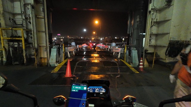 新日本海フェリーが小樽に到着してオートバイで下船する様子の画像