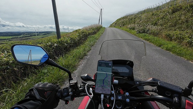 上り坂を登っているNC750Xにのっているライダー目線の画像