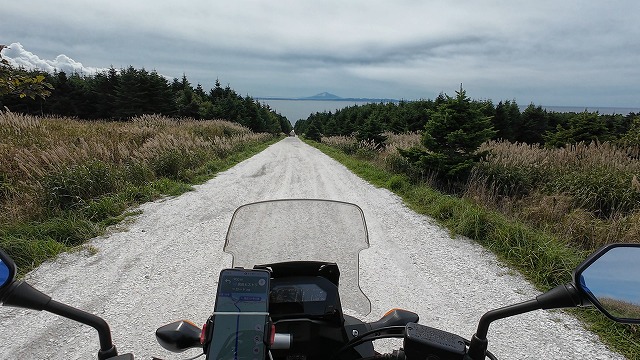 未舗装路を走っているNC750X