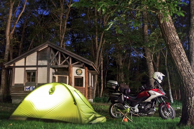 キャンプ場でテントの横に泊まっているNC750X