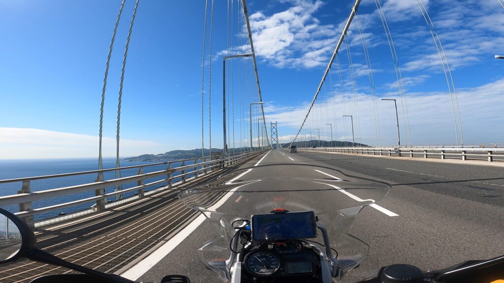 【画像】橋の上を走るBMW　R1200GSA