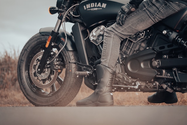 バイクに跨った人間の太もも画像