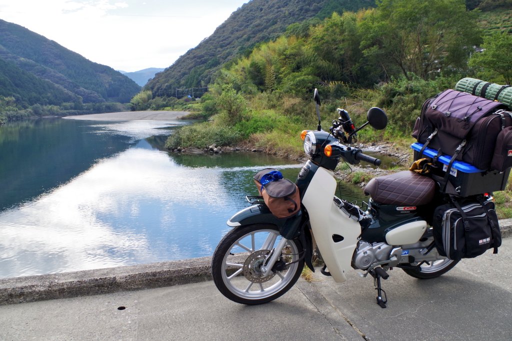 四国でよく見かける沈下橋の上で停車しているスーパーカブ110の画像