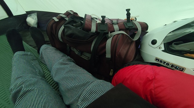 ペラペラのズボンでテントの中にいるライダー