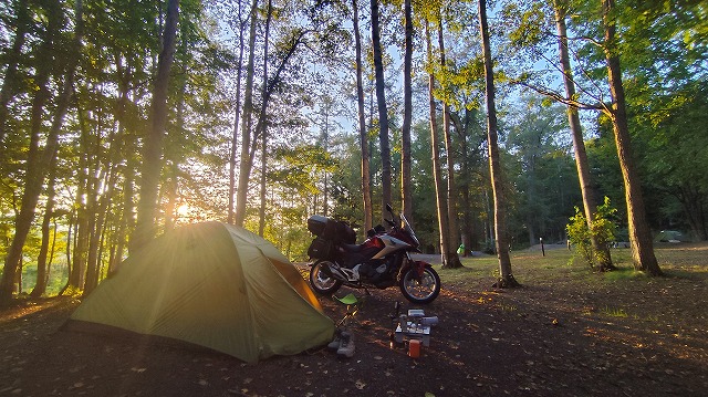 北海道のキャンプ場でテントとバイクが映っている