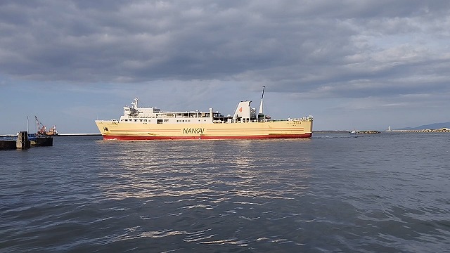 南海フェリー かつらぎ が海に浮かんでいる画像