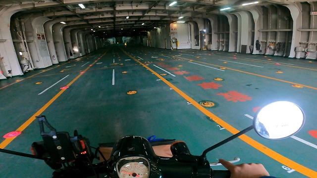 南海フェリー かつらぎ の車両甲板の写真