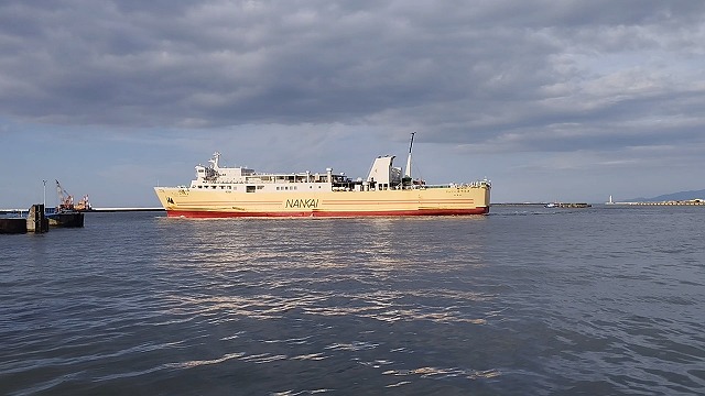 南海フェリーが海に浮かんでいる