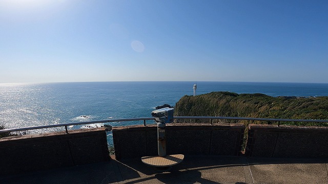 足摺岬から海と灯台を見ている