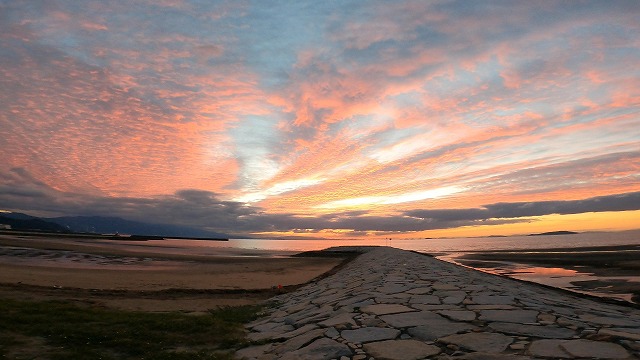 香川県の一宮海水浴場の夕日、遠浅の海でリフレクションしている