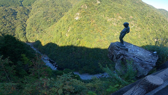 徳島県、祖谷のションベン小僧を見ている。断崖絶壁