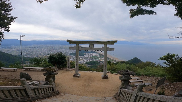 天空の鳥居 香川県の高屋神社の鳥居を見下ろしている