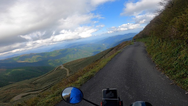 中津明神山の山頂付近からバイクで下り始めている