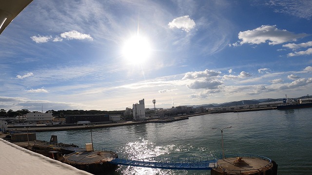 南海フェリーの上から港を見ている