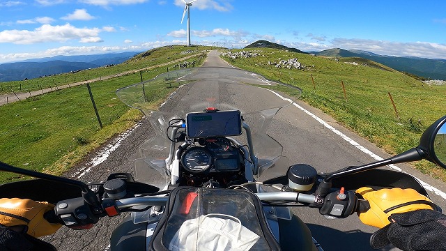 高知県の天狗高原にある風力発電を眼の前にバイクを走らせている