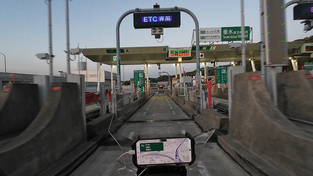 NC750Xで垂水インターのETC専用レーンをこれから通ろうとしている画像