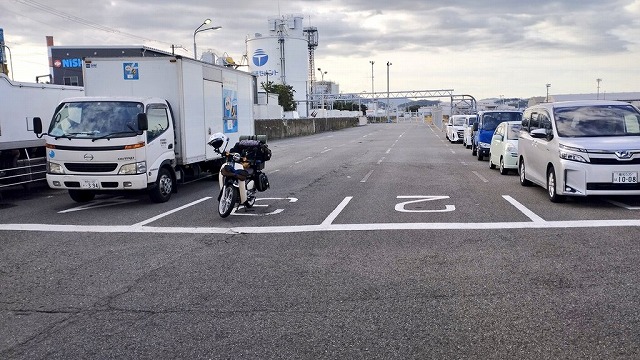 南海フェリー和歌山港の乗り場で順番待ちをしているスーパーカブの画像