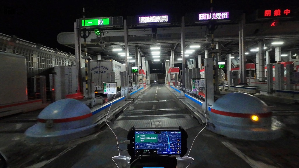 NC750XというバイクでETCの料金所をこれからくぐろうとしている