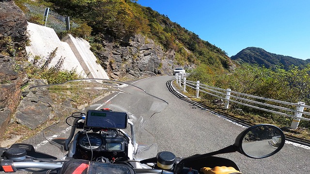 UFOラインで対向車とバイクがすれ違おうとしている