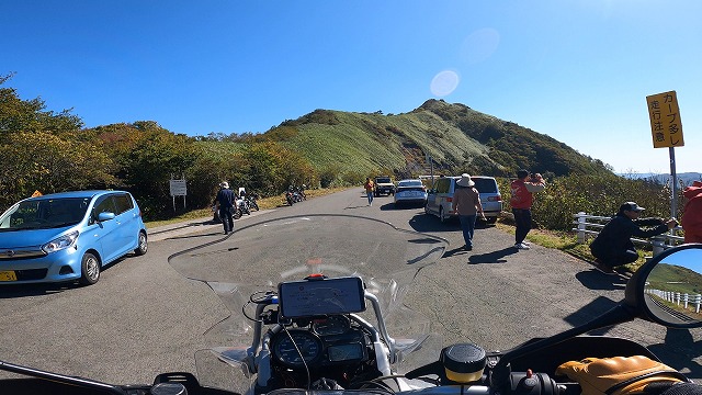 UFOラインの展望スポットには多くの人がカメラを構えていた